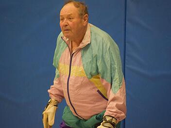 Der 80-jährige Dieter Brehm steht für die Altherrenmannschaft des TSV Unterlauter noch immer im Tor  -  und hält jeden zweiten Elfmeter. Foto: Daniela Pondelicek