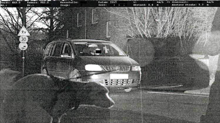 &Uuml;ber dieses Blitzer-Foto am&uuml;siert sich die Polizei: Ein Hund wird in Moers dabei erwischt, wie er gerade sein Gesch&auml;ft verrichtet - in einer Tempo-30-Zone.  Foto: Polizei Wesel/dpa