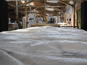 Viele Ausstellungsstücke verbergen sich noch unter Plastikfolien. So sind sie geschützt vor Staub und Schmutz. Foto: Christoph Wiedemann