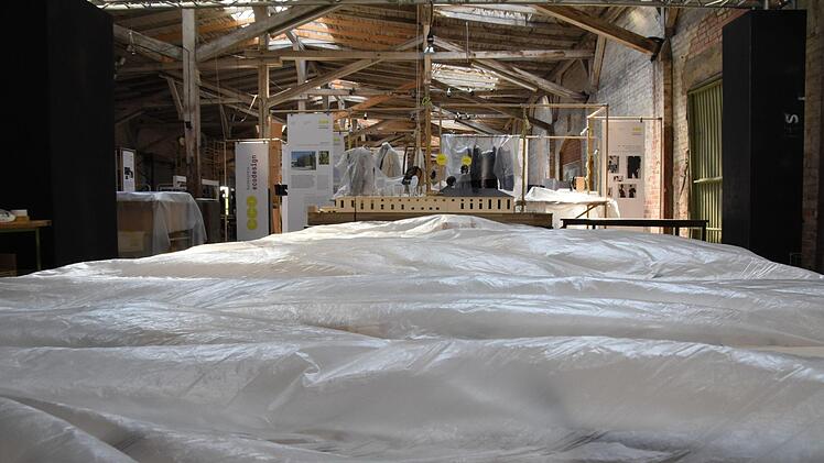 Viele Ausstellungsstücke verbergen sich noch unter Plastikfolien. So sind sie geschützt vor Staub und Schmutz. Foto: Christoph Wiedemann