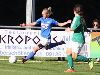 Obwohl der TSV Brand zu Beginn spielbestimmend war, lief die Mannschaft um Antonia Hartmann (links) zum Ende einem Rückstand hinterher. 3:3 trennten sich der TSV und der SV Segringen. Für die Gastgeberinnen war es das zweite Remis im zweiten Spiel der BOL. Foto: Michaela Galla