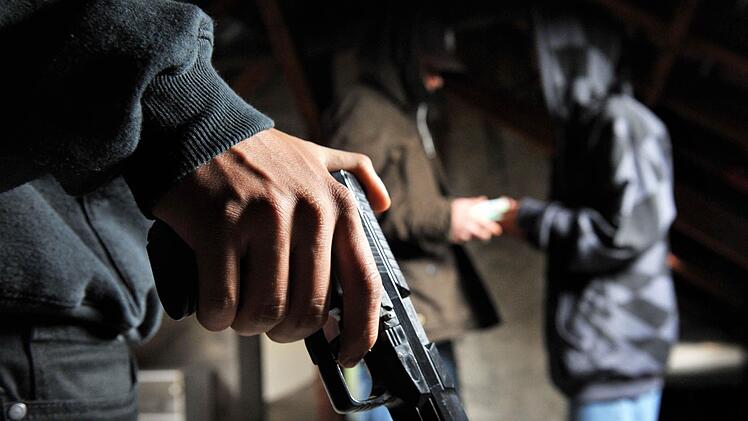 In Elterdorf bei Erlangen sind zwei Angestellte &uuml;berfallen worden. Die Kripo konnte nun Tatverd&auml;chtige festnehmen. Symbolfoto: Frank Leonhardt/dpa