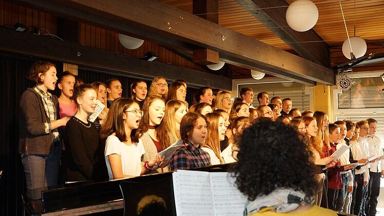 Der Auftritt des SchulchorsFoto: Arkadius Guzy