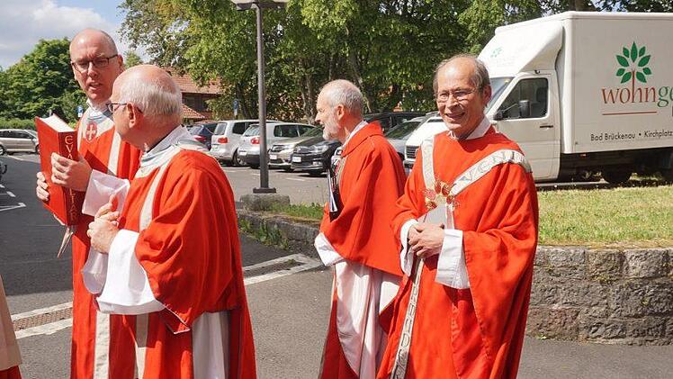 Pfarrer Hans Thurn beim Einzug in die Kirche.  Marion Eckert