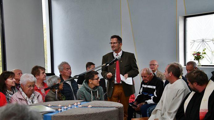 Stellvertretender Landrat Peter Suckfüll überbrachte die Grüße von Rhön-Grabfelds Landrat Thomas Habermann und erinnerte daran, dass die Autobahnkirche für Altlandrat  Fritz Steigerwald ein Herzensanliegen war. Foto: Hanns Friedrich