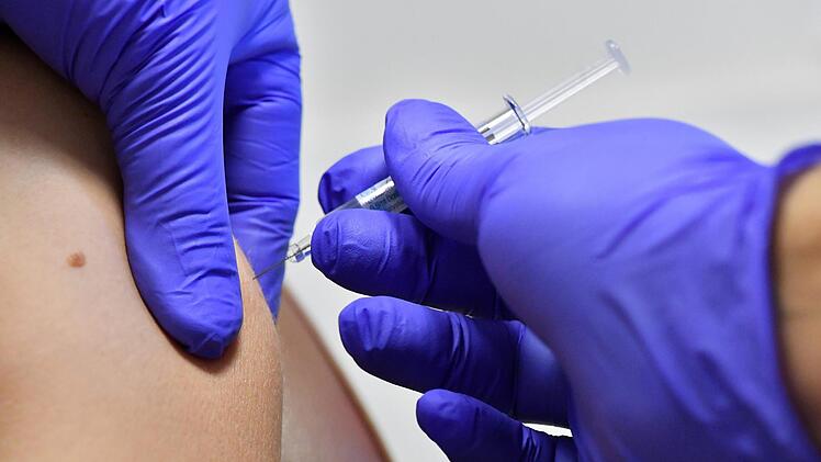 Eine Grippeimpfung ist vor allem bei Menschen mit chronischen Erkrankungen und Senioren sinnvoll. Foto: Martin Schutt/dpa