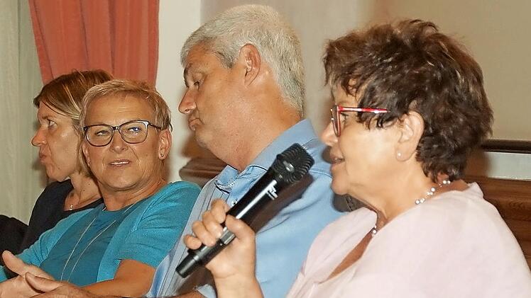 Landes- und Kreisbäuerin Anneliese Göller trägt die Forderungen der Landfrauen vor.