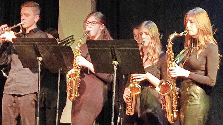 Saxophongruppe mit Trompeter der Big-Band