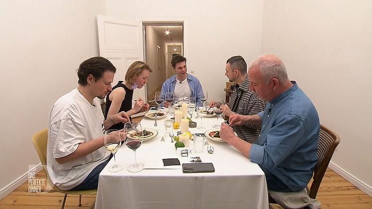 Zum Finale trifft sich die Berliner "Dinner"-Truppe bei Freddy am Prenzlauer Berg.