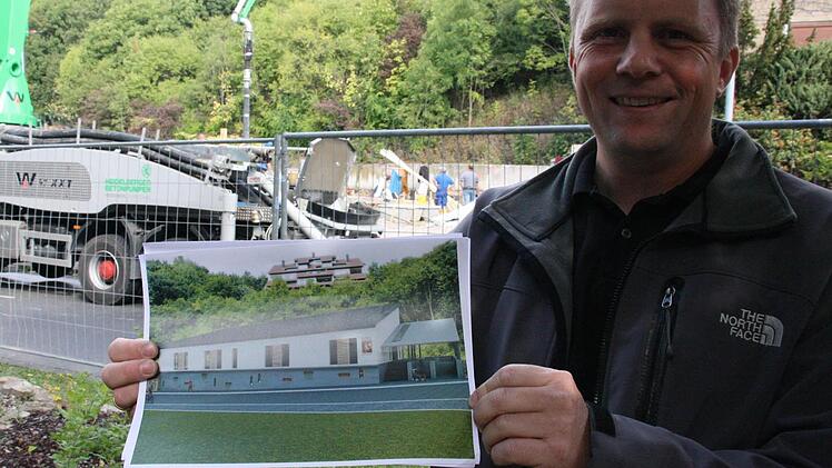 Während sich d schon  Bauarbeiter mühen, zeigt Harry Seidler, wie das neue Haus Mühlenkinde  aussehen soll.