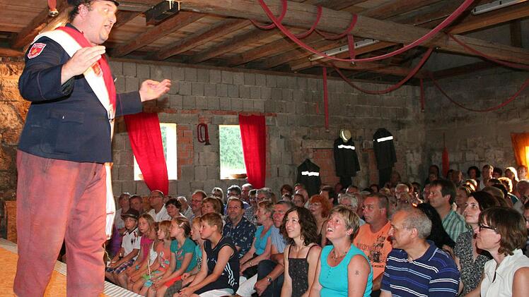 Stefan Kügel hält als Feuerwehrmann seine Truppe in Schach. Foto: Evi Seeger