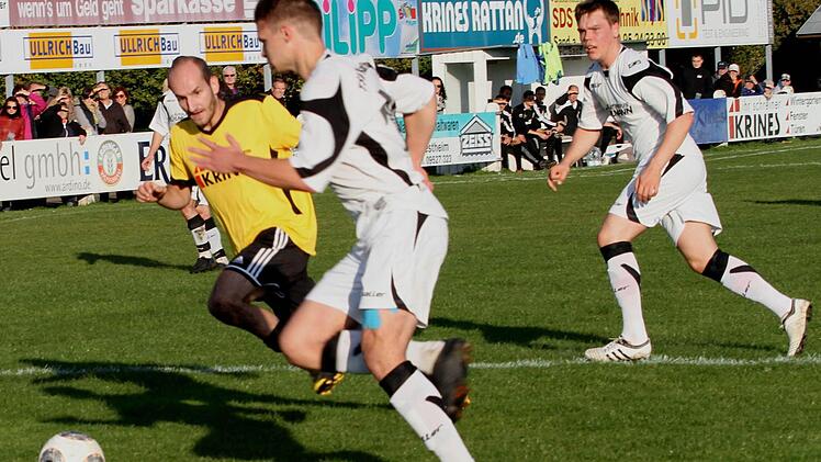 Vor dem Tor stoppt hier noch der Karlsburger Abwehrspieler (2. von rechts) den Sander Florian Gundelsheimer. Foto: Günther Geiling