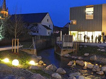 Litzendorf erstrahlt in neuem Licht - nicht nur durch die goldfarbene Fassade der neuen Bücherei. Der Platz am Bach (unten links) und der Generationenplatz (unten rechts) werden gut angenommen. Foto: Gemeinde Litzendorf