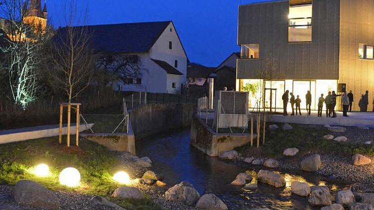 Litzendorf erstrahlt in neuem Licht - nicht nur durch die goldfarbene Fassade der neuen Bücherei. Der Platz am Bach (unten links) und der Generationenplatz (unten rechts) werden gut angenommen. Foto: Gemeinde Litzendorf