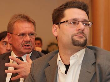 Bisher ist Stefan Wicklein (rechts im Bild) Hauptamtsleiter der Stadt Kronach und damit rechte Hand von Bürgermeister Wolfgang Beiergrößlein (links). Nun ist Stefan Wicklein (rechts) aber auch als Kandidat für die Landratswahl 2016 im Gespräch. Foto: Archiv