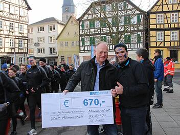 Oliver Pradetto (rechts) überreichte an Helmut Blank eine Spende in Höhe von 670 Euro.  Foto: Heike Beudert
