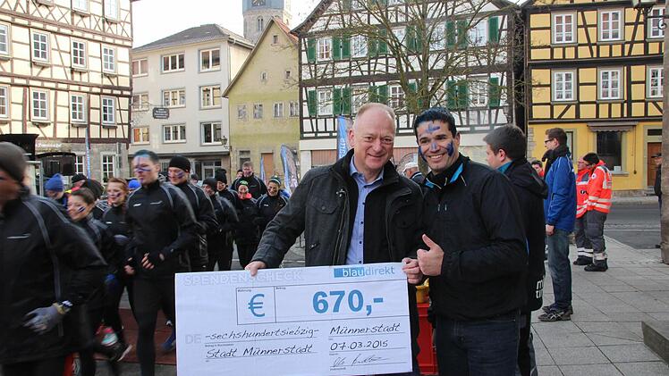 Oliver Pradetto (rechts) überreichte an Helmut Blank eine Spende in Höhe von 670 Euro.  Foto: Heike Beudert