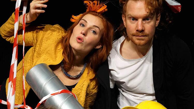 Laura Mann, Benjamin Bochmann (oben), Susanna Bauernfeind und Florian Berndt spielen in "Pinguine können keinen Käsekuchen backen" unter Heidi Lehnerts Regie. Foto: Chapeau Claque