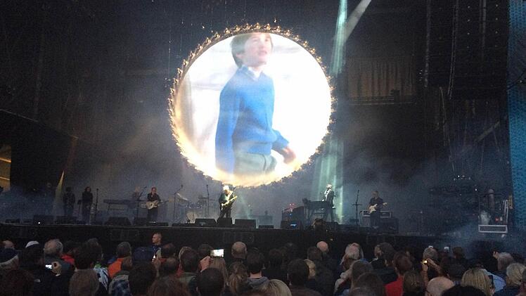 Ein Video lief im Hintergrund zu "Shine on you crazy diamond".Foto: Ralf Kestel