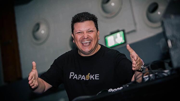: DJ Papaoke führte voll Elan und mit kräftiger Stimme durch den Abend. Foto: Manuel Stark
