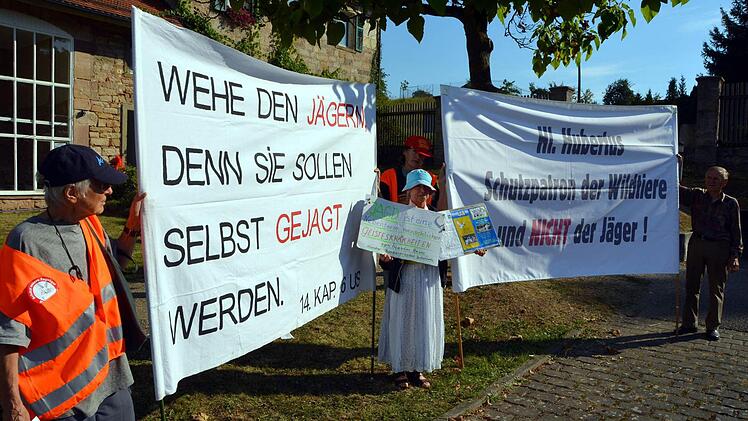 Tierschützer protestieren am Rande der Hubertusmesse.  Fotos: Peter Rauch