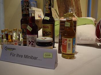 Finden Hotelgäste im Coburger Land künftig regionale Getränke in der Minibar? Wenn es nach Stefan Hinterleitner und Tobias Gruber geht, ist das durchaus möglich.Foto: Daniela Pondelicek