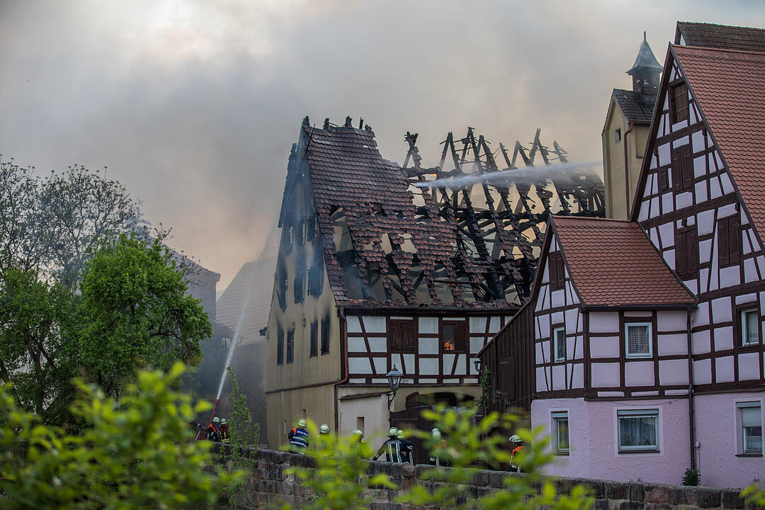 Historische Fachwerkhäuser in Spalt brennen aus - mehrere Verletzte