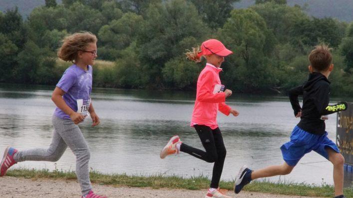 Standen in Sachen Ehrgeiz den Gro&szlig;en in nichts nach: Die Laufbegeisterung sprach aus den fr&ouml;hlichen Mienen der Kinder.