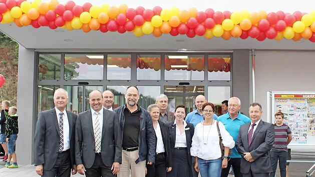 Niederlassungsleiter Franz Fritzenschaft (l.) begr&uuml;&szlig;te zur Neuer&ouml;ffnung zahlreiche Ehreng&auml;ste. Foto: Lukas Pitule