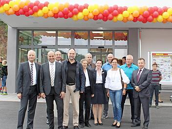 Niederlassungsleiter Franz Fritzenschaft (l.) begrüßte zur Neueröffnung zahlreiche Ehrengäste. Foto: Lukas Pitule