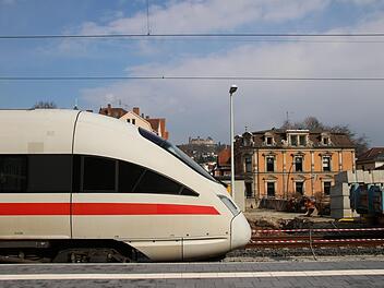 Seit Dezember 2017 fährt der ICE der Deutschen Bahn auch regelmäßig den Bahnhof in Coburg an.Foto: Simone Bastian