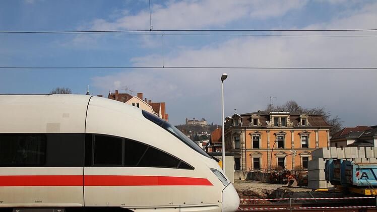 Seit Dezember 2017 fährt der ICE der Deutschen Bahn auch regelmäßig den Bahnhof in Coburg an.Foto: Simone Bastian