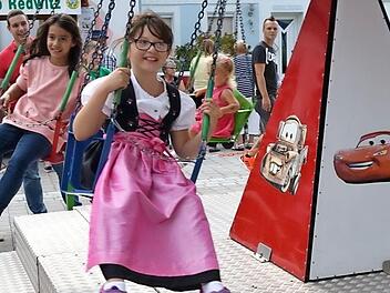 Immer wieder ein Erlebnis f&uuml;r die Kinder sind die Runden mit dem Karussell. Foto: Thomas Micheel