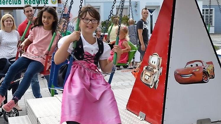 Immer wieder ein Erlebnis f&uuml;r die Kinder sind die Runden mit dem Karussell. Foto: Thomas Micheel