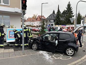 Bei einem Unfall in N&uuml;rnberg krachte ein Auto in einen Stromkasten. Der Fahrer wurde leicht verletzt. Foto: News5/Friedrich