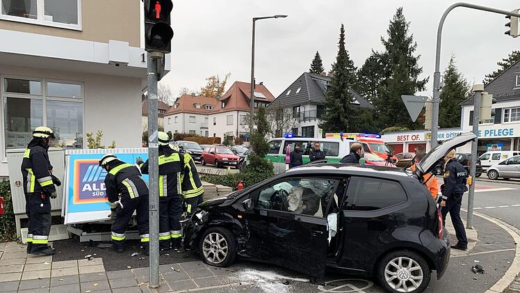 Bei einem Unfall in N&uuml;rnberg krachte ein Auto in einen Stromkasten. Der Fahrer wurde leicht verletzt. Foto: News5/Friedrich