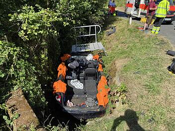 Ein Auto wurde dabei in einen angrenzenden Bach geschleudert, die Insassen mussten von der Feuerwehr befreit werden.