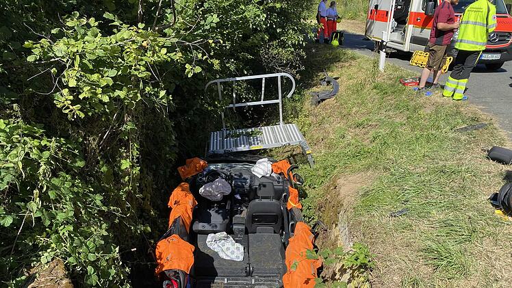 Ebensfeld: Aufwendige Rettungsaktion nach Unfall: Auto landet in Bach