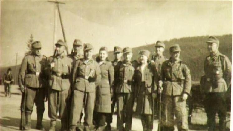 Die Wachmannschaft des KZ-Außenlagers Neustadt ist zum Gruppenfoto angetreten.