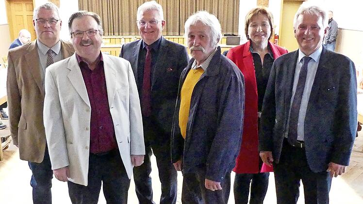 Coronabedingt verspätet wurden die 2020 ausgeschiedenen Gemeinschaftsmitglieder Albert Kolb, Reinhard Kortschack und Werner Diersch (vorne, von links) verabschiedet. Mit im Bild (hinten, von links) die Bürgermeister Herwig Neumann, Günther Hübner und Anita Sack