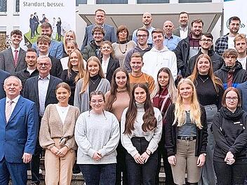 Mit den Auszubildenden auf dem Foto: (vorne, von links) Frank Bernard, BDS Geschäftsführer Unterfranken und Projektleiter BDS-Azubi-Akademie Bayern, Landrat Thomas Bold und Staatssekretär Sandro Kirchner; zweite Reihe: (2. von links) stellvertrete...