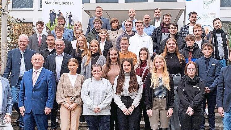 Mit den Auszubildenden auf dem Foto: (vorne, von links) Frank Bernard, BDS Geschäftsführer Unterfranken und Projektleiter BDS-Azubi-Akademie Bayern, Landrat Thomas Bold und Staatssekretär Sandro Kirchner; zweite Reihe: (2. von links) stellvertrete...