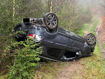 Presseck: Auto stürzt 100 Meter in die Tiefe - Fahrer liegt zwei Stunden schwerverletzt im Wagen - ohne Hilfe