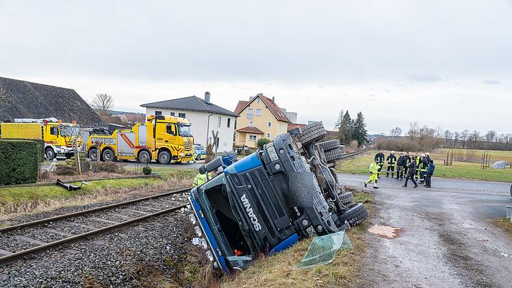 Kreis Bamberg: Lkw kippt um - tonnenweise Schotter landet auf Bahngleisen