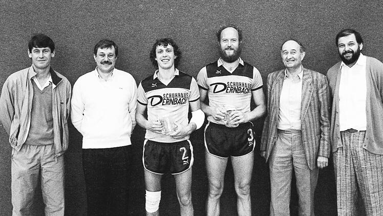Die Handballabteilung des FC Bad Brückenau verabschiedet zwei "alte Hasen" (von links): Vorsitzender Jürgen Pfister, dritter Bürgermeister Werner Kenner, die Spieler Peter Probeck und Karl-Friedrich Ortloff, Ehrenabteilungsleiter Franz Rittig und Abteilungsleiter Winfried Bott.