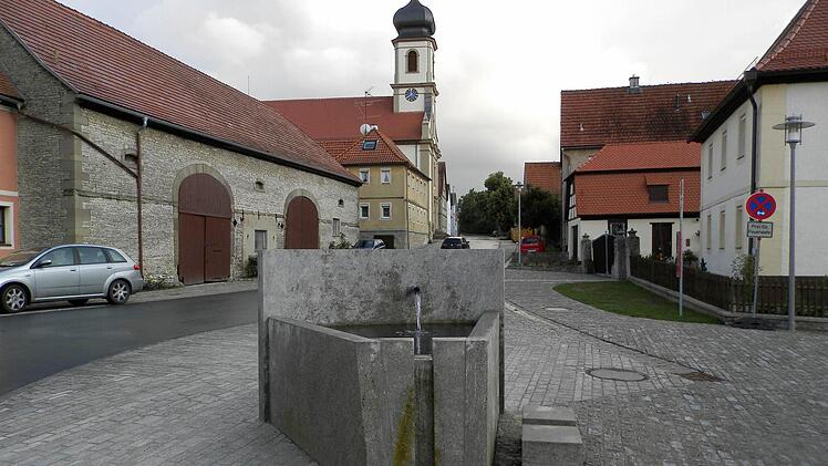 Der extravagante Brunnen kommt nicht bei allen gut an...