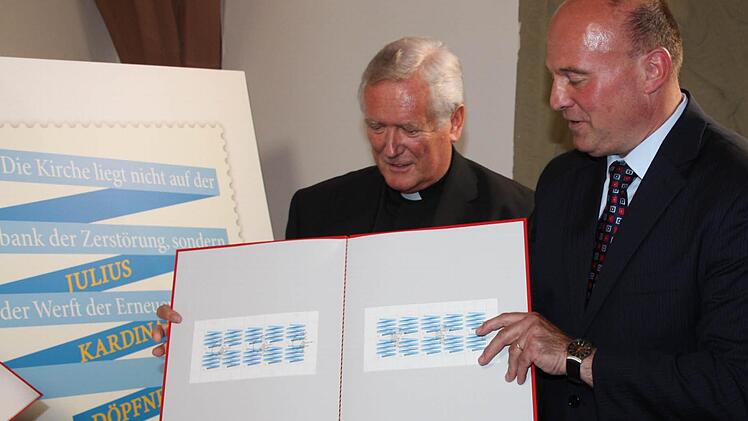 Finanz-Staatssekretär Hartmut Koschnyk (rechts) überreichte Sonderdrucke der Kardinal-Döpfner-Marke auch an den Würzburger Bischof Friedhelm Hofmann.  Foto: Edgar Bartl