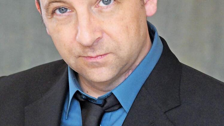 Der Dirigent Hannes Krämer gastiert am Landestheater. Foto: PR