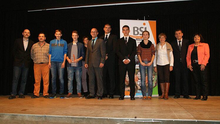 Für besondere sportliche Leistungen gibt es die besonderen Preise des Landkreises und des Leo-Zehe-Sportfonds. Unser Bild zeigt von links Trainer Günther Österling mit zwei Vertretern der U14 Kegel-Mannschaft, die Mannschaft des Jahres wurde, die BSJ-Kreisvorsitzende Susanne Makowski, BLSV-Bezirksvorsitzenden Günter Jackl, Ruder-Trainer Alin Irincu, Sportler des Jahres Ramon Schumann, Sportlerin des Jahres Elisa Jäger, Schulrätin Ulrike Brech, stellvertretenden Landrat Oskar Ebert und Bürgerm...