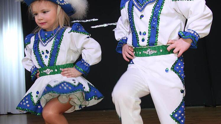 10LeonieArndt ist vier Jahre, ihr Tanzpartner Gabriel Schieber fünf - gemeinsam wagten sie sich als Tanzpaar auf die Bühne und begeisterten das Publikum. Foto: Sonja Adam